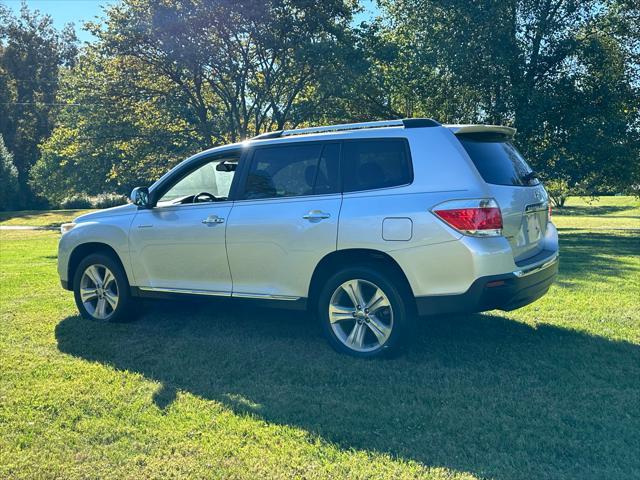 used 2013 Toyota Highlander car, priced at $15,995