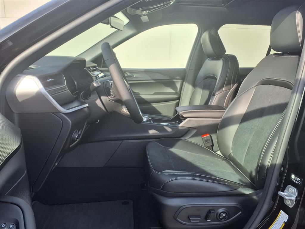 new 2025 Jeep Grand Cherokee car, priced at $45,730