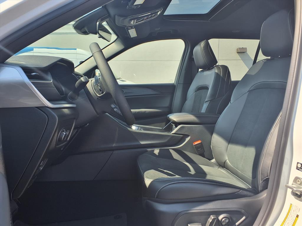 new 2025 Jeep Grand Cherokee car, priced at $45,135