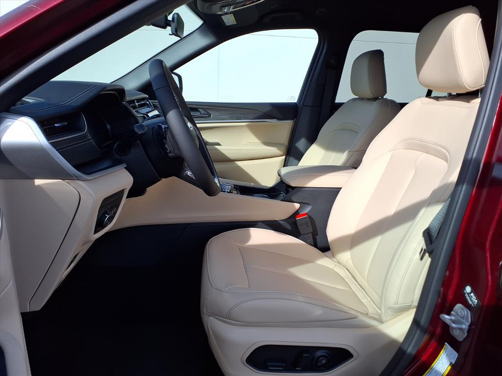 new 2025 Jeep Grand Cherokee car, priced at $49,320