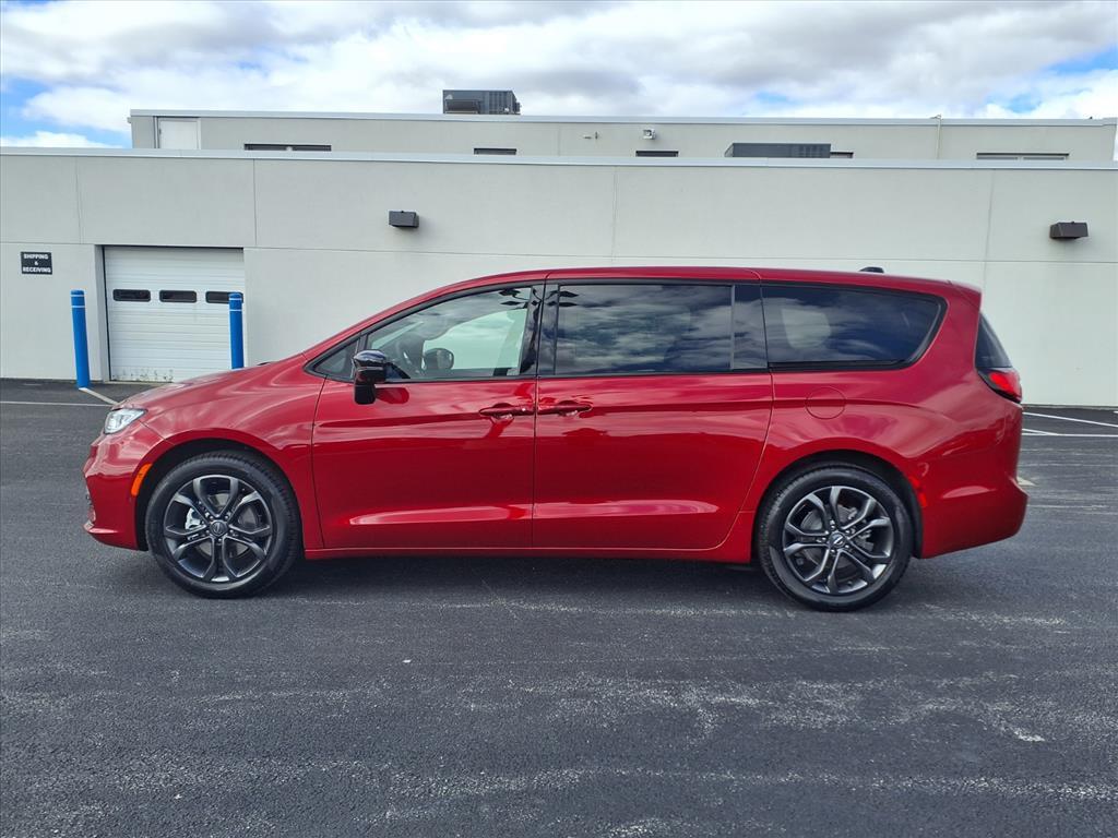new 2026 Chrysler Pacifica car, priced at $46,785