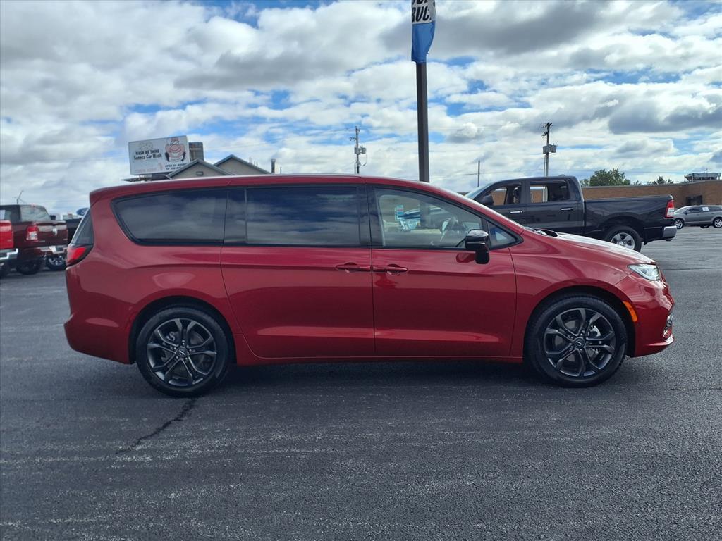 new 2026 Chrysler Pacifica car, priced at $46,785