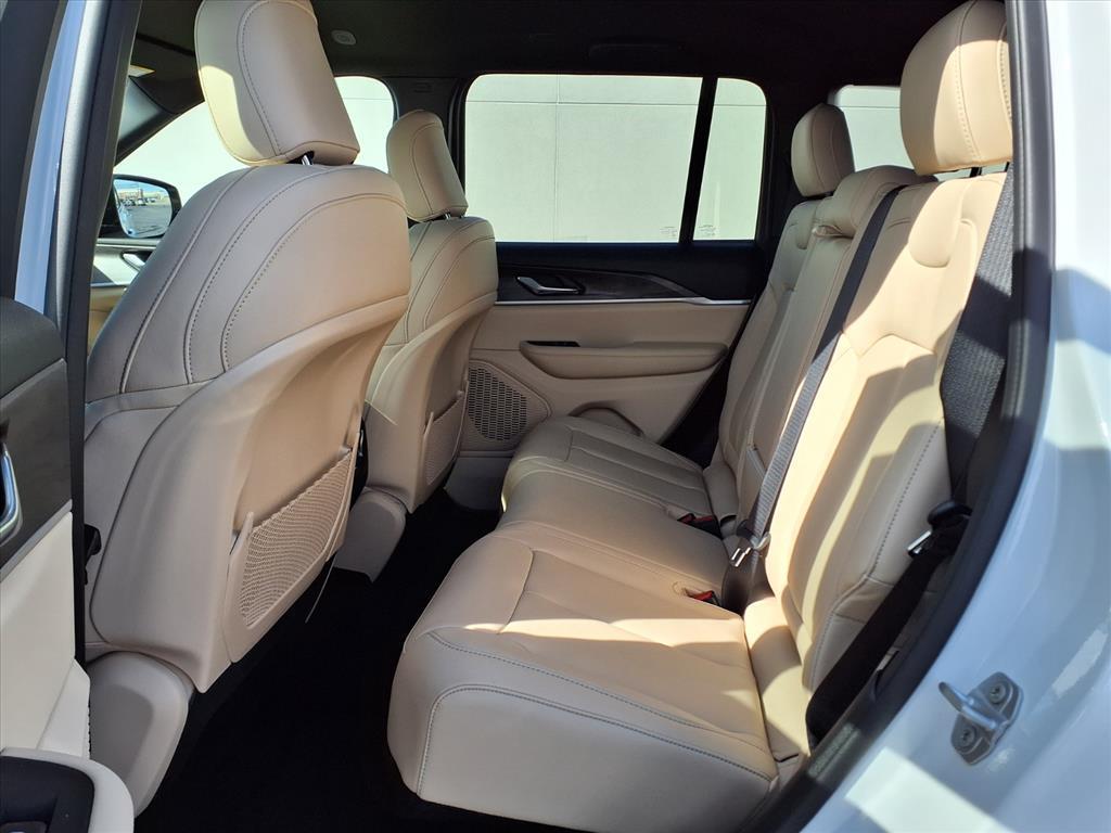 new 2025 Jeep Grand Cherokee car, priced at $46,200