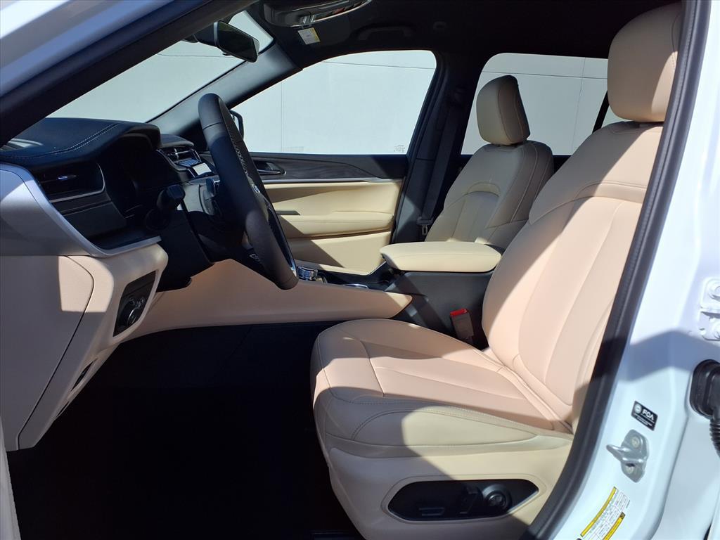 new 2025 Jeep Grand Cherokee car, priced at $46,200
