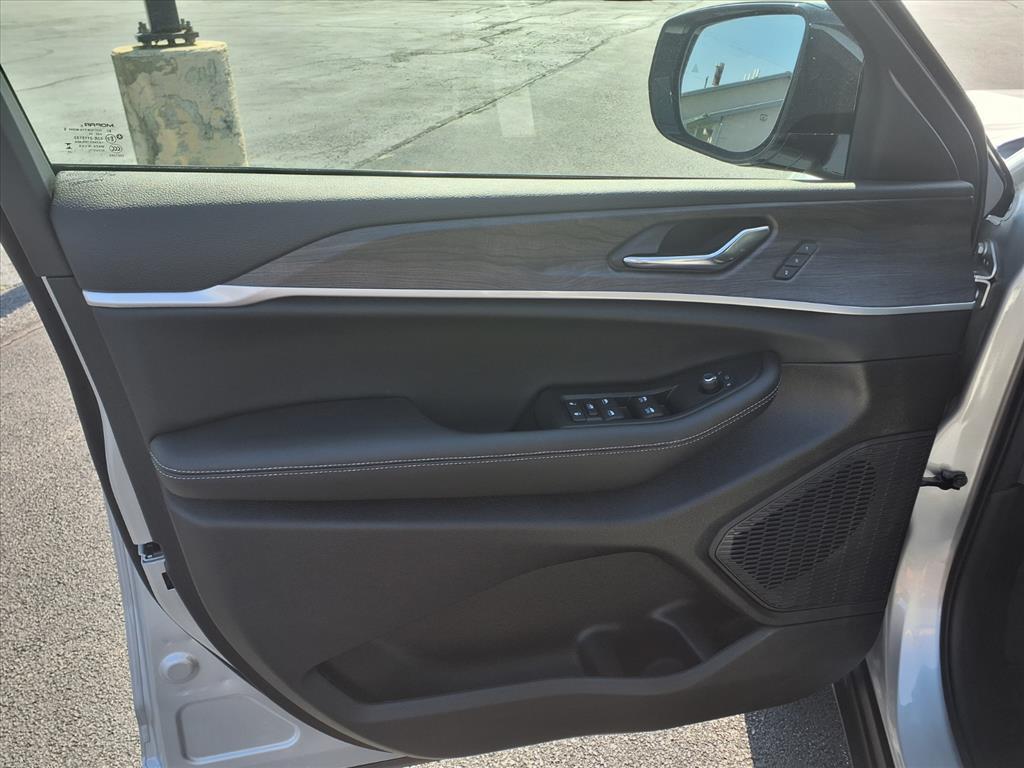new 2025 Jeep Grand Cherokee car, priced at $49,220