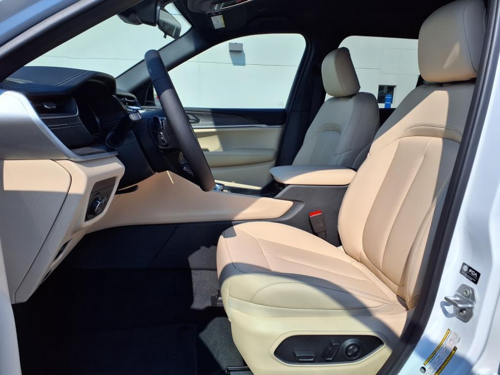 new 2025 Jeep Grand Cherokee car, priced at $48,525