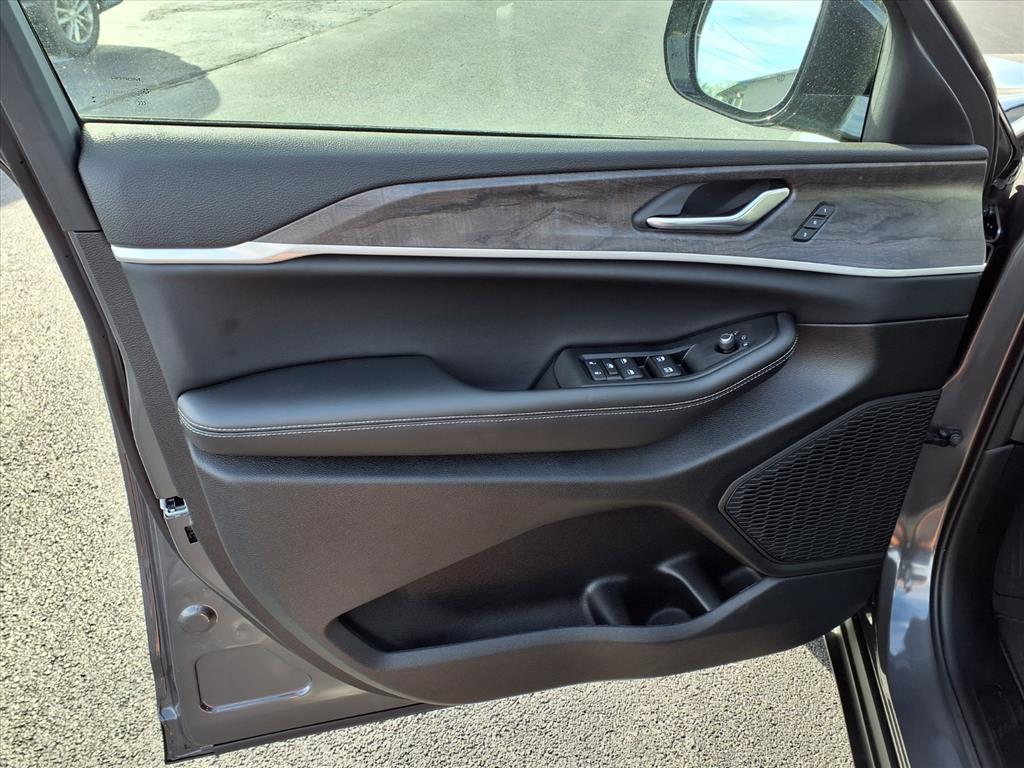 new 2025 Jeep Grand Cherokee car, priced at $49,220