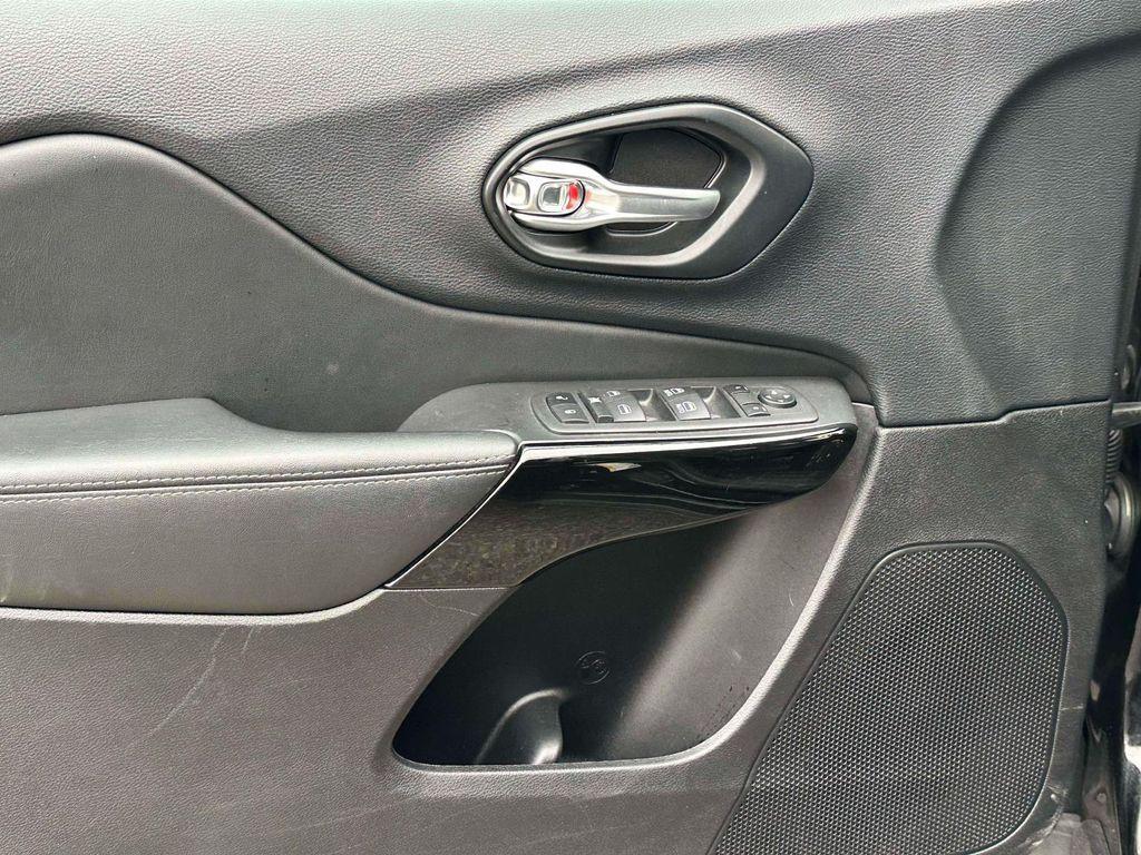 used 2023 Jeep Cherokee car, priced at $18,995