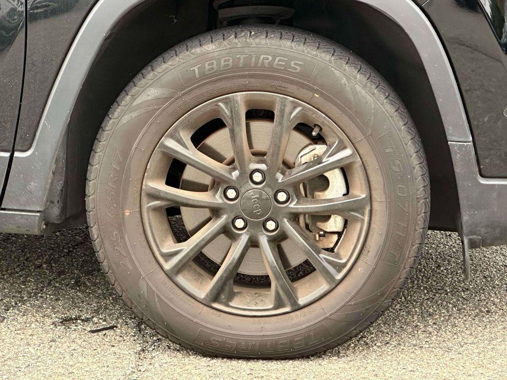 used 2023 Jeep Cherokee car, priced at $18,995