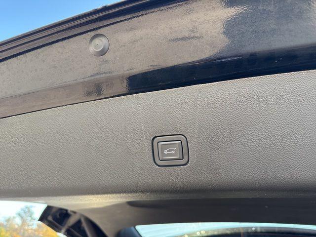 used 2023 Chevrolet Traverse car, priced at $33,200