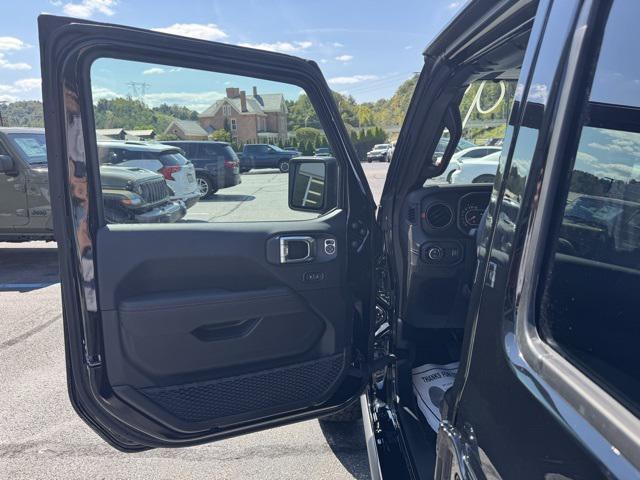 new 2025 Jeep Gladiator car, priced at $55,590
