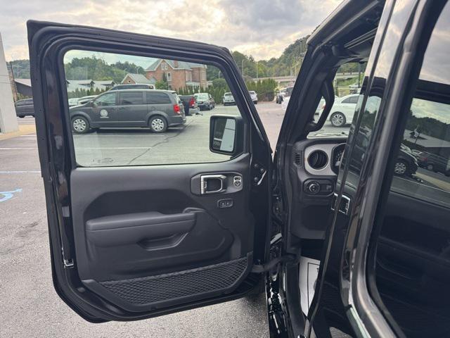 new 2025 Jeep Gladiator car, priced at $45,704