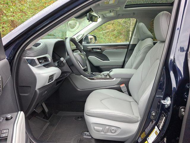 new 2025 Toyota Highlander car, priced at $56,207