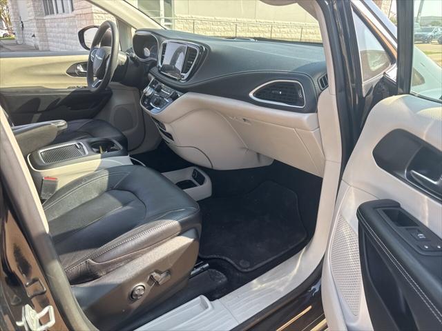 used 2022 Chrysler Pacifica Hybrid car, priced at $25,357