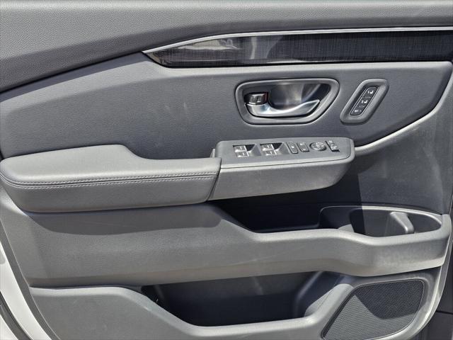 new 2025 Honda Pilot car, priced at $55,882