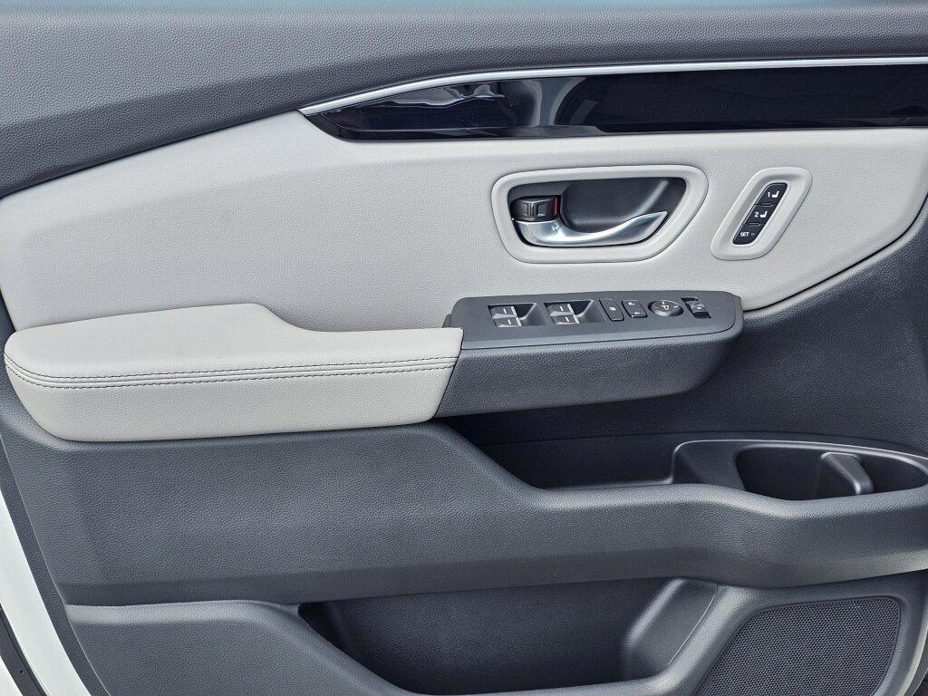 new 2025 Honda Pilot car, priced at $52,247