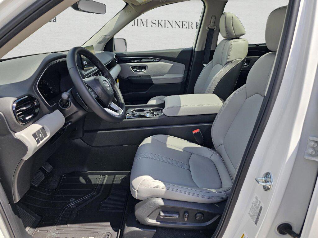 new 2025 Honda Pilot car, priced at $52,202