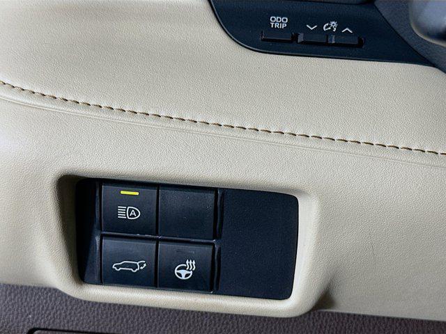 used 2020 Toyota Highlander car, priced at $28,999