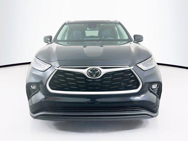 used 2022 Toyota Highlander car, priced at $32,189