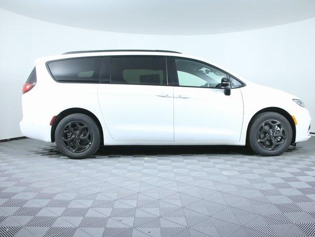 new 2024 Chrysler Pacifica Hybrid car, priced at $57,945