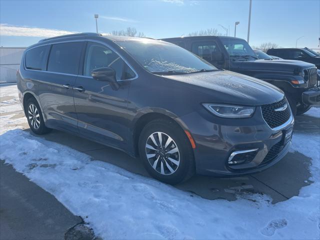 used 2021 Chrysler Pacifica Hybrid car, priced at $26,490