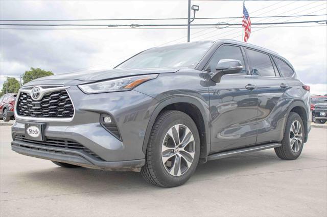 used 2020 Toyota Highlander car, priced at $30,400