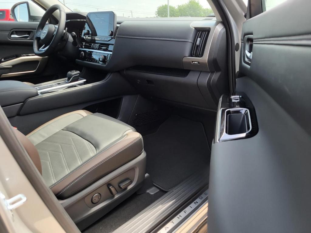 new 2025 Nissan Pathfinder car, priced at $48,752