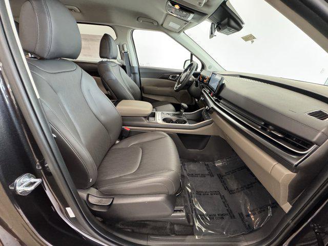 new 2025 Kia Carnival car, priced at $39,071