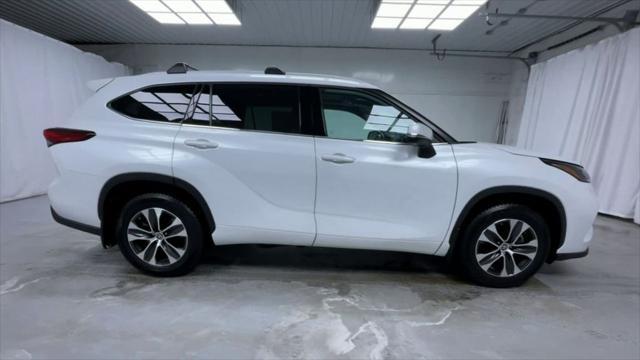 used 2022 Toyota Highlander car, priced at $39,995