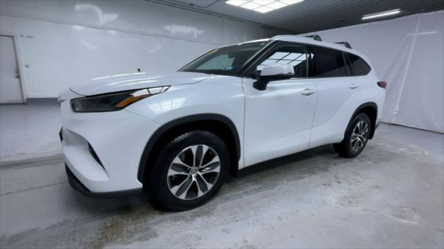 used 2022 Toyota Highlander car, priced at $39,995