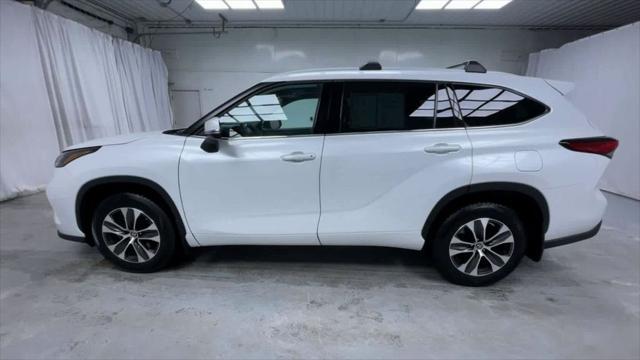 used 2022 Toyota Highlander car, priced at $39,995