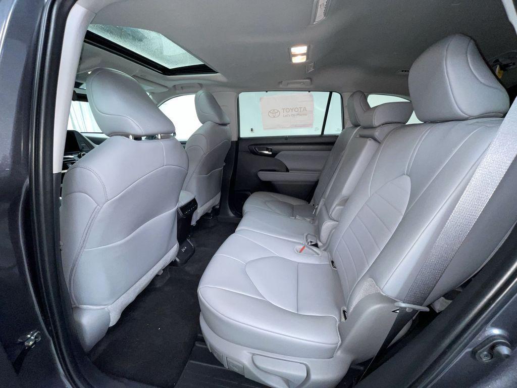 new 2025 Toyota Highlander car, priced at $47,378