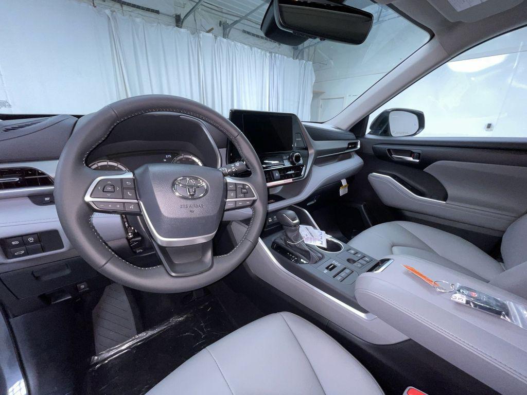 new 2025 Toyota Highlander car, priced at $47,378