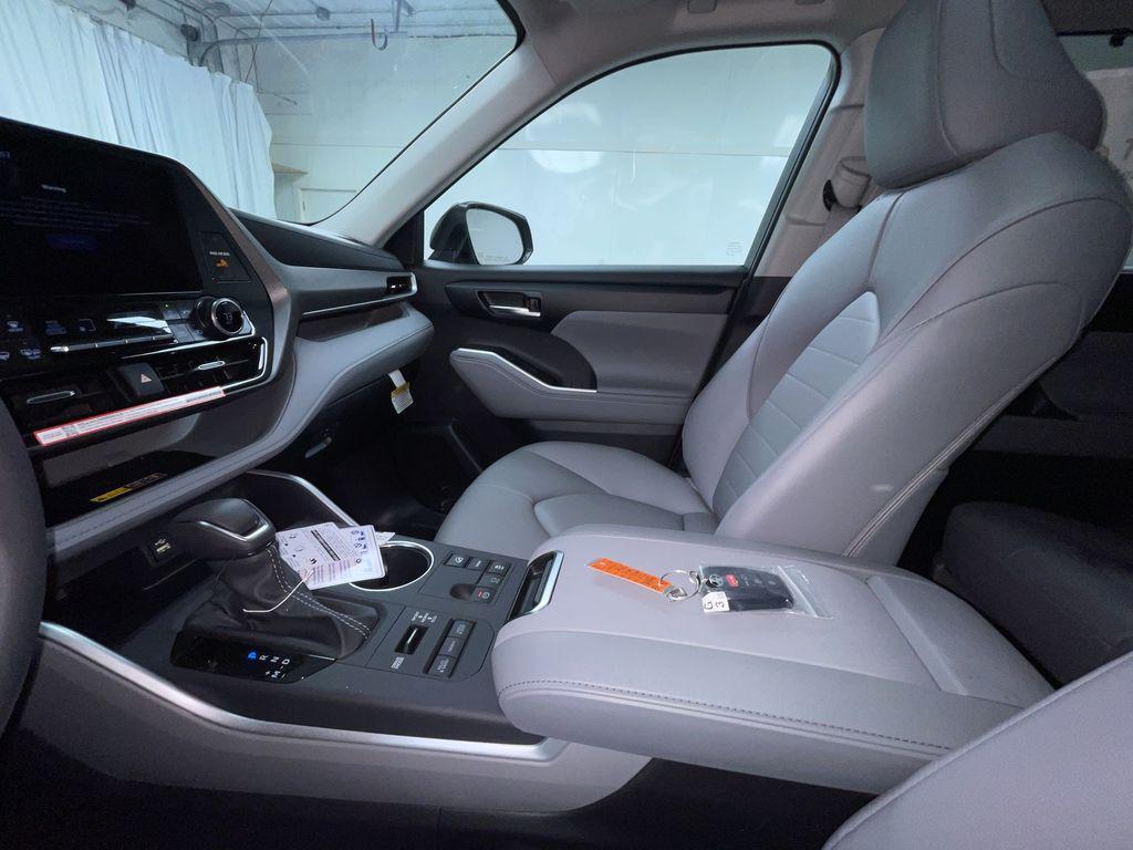 new 2025 Toyota Highlander car, priced at $47,378