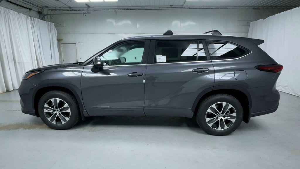 new 2025 Toyota Highlander car, priced at $47,378