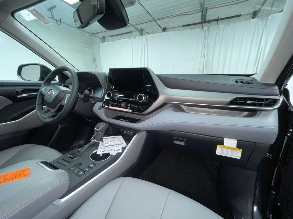 new 2025 Toyota Highlander car, priced at $47,378