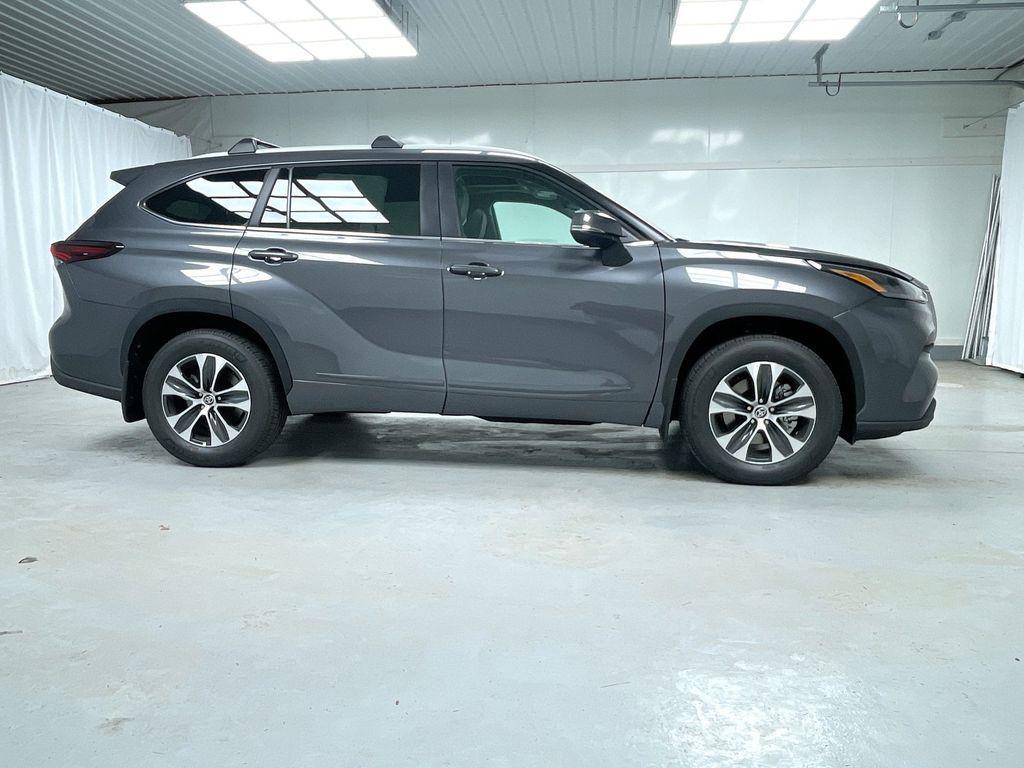 new 2025 Toyota Highlander car, priced at $47,378