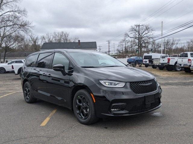 new 2023 Chrysler Pacifica Hybrid car, priced at $45,995