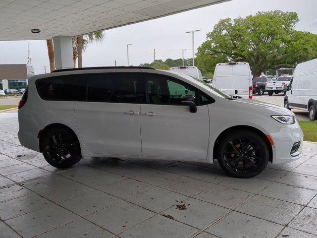 new 2024 Chrysler Pacifica car, priced at $46,415