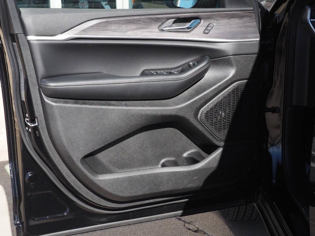 new 2025 Jeep Grand Cherokee car, priced at $45,267