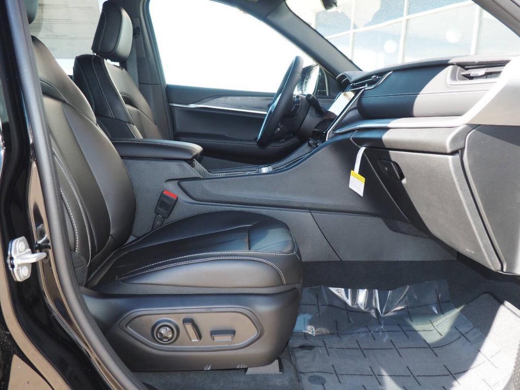 new 2025 Jeep Grand Cherokee car, priced at $45,267