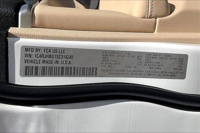 new 2025 Jeep Grand Cherokee car, priced at $42,560