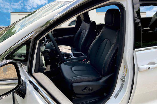 new 2025 Chrysler Pacifica car, priced at $42,471