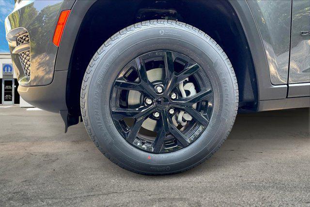 new 2025 Jeep Grand Cherokee car, priced at $41,992