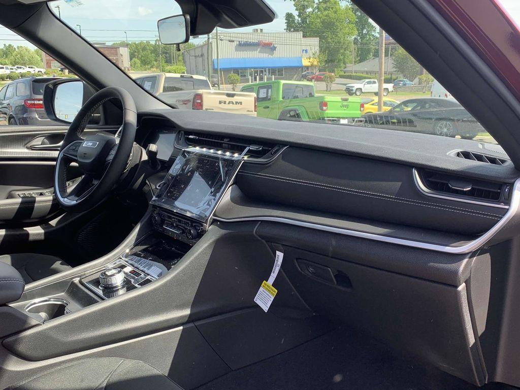 new 2025 Jeep Grand Cherokee car, priced at $38,420