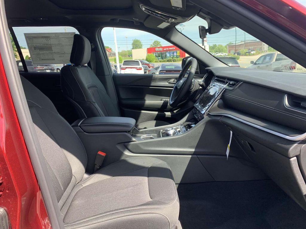 new 2025 Jeep Grand Cherokee car, priced at $38,420