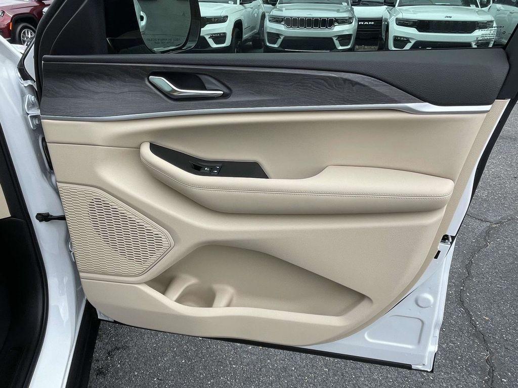 new 2025 Jeep Grand Cherokee car, priced at $45,815