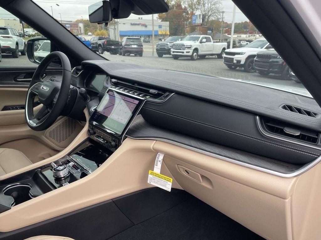 new 2025 Jeep Grand Cherokee car, priced at $45,815