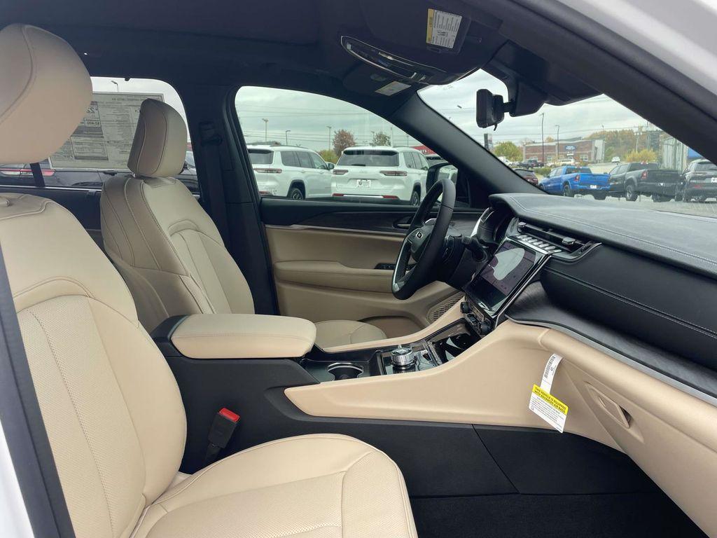 new 2025 Jeep Grand Cherokee car, priced at $45,815