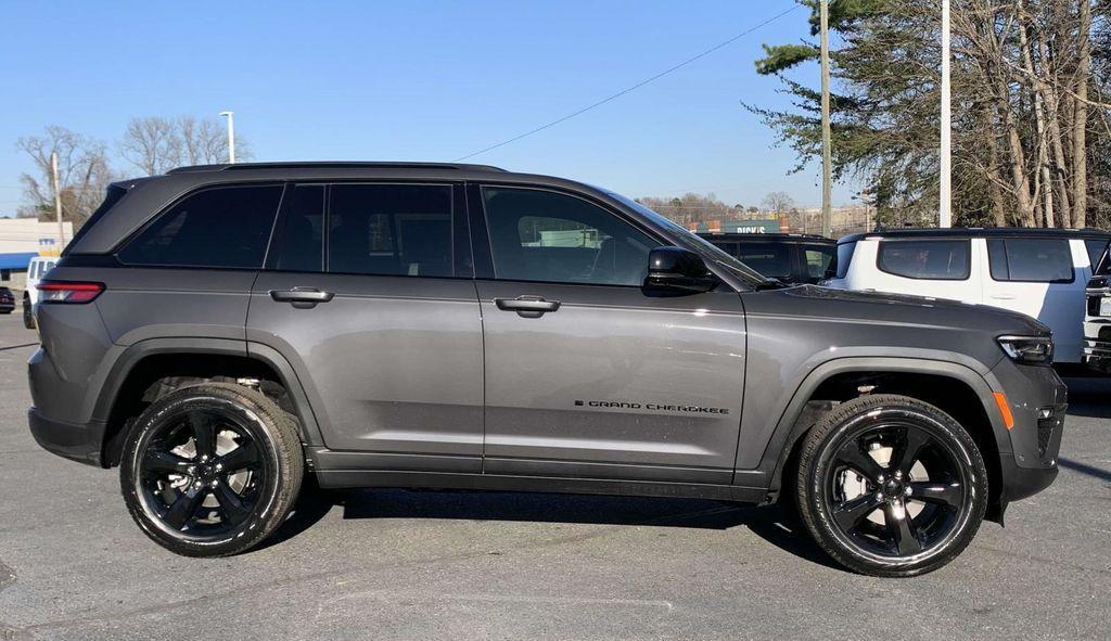 new 2025 Jeep Grand Cherokee car, priced at $50,960